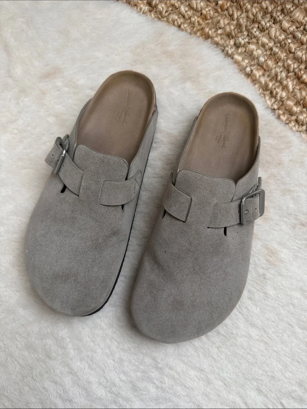 Universal Thread Clogs - Picture 1 of 3
